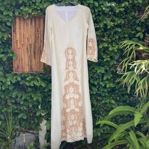 GORGEOUS embroidered vintage wedding dress. Boho, Mexican, incredible.